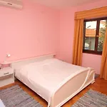 Family Friendly Seaside Preko, Ugljan - 8232 Apartment