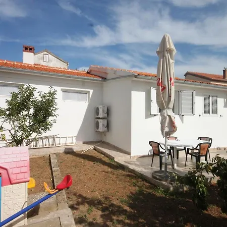 Апартаменты Family Friendly Seaside Preko, Ugljan - 8232