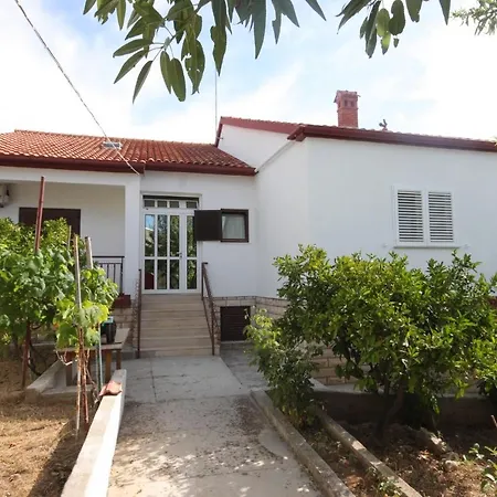 Апартаменты Family Friendly Seaside Preko, Ugljan - 8232 *