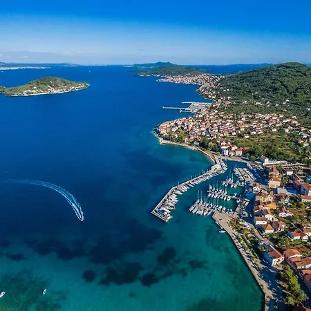 Family Friendly Seaside Preko, Ugljan - 8232 Апартаменты