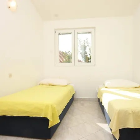 Family Friendly Seaside Preko, Ugljan - 8232 Apartman