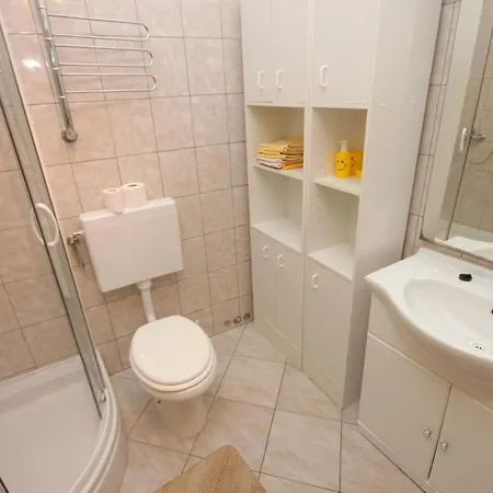 Family Friendly Seaside Preko, Ugljan - 8232 아파트
