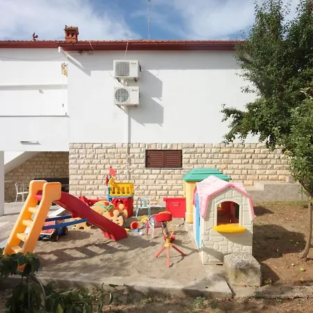 Family Friendly Seaside Preko, Ugljan - 8232 아파트