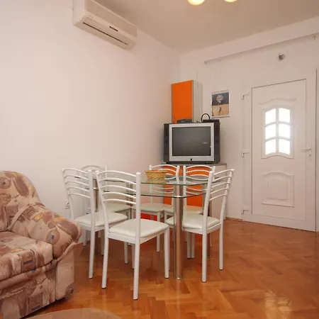 Family Friendly Seaside Preko, Ugljan - 8232 Apartman Poljana (Ugljan)