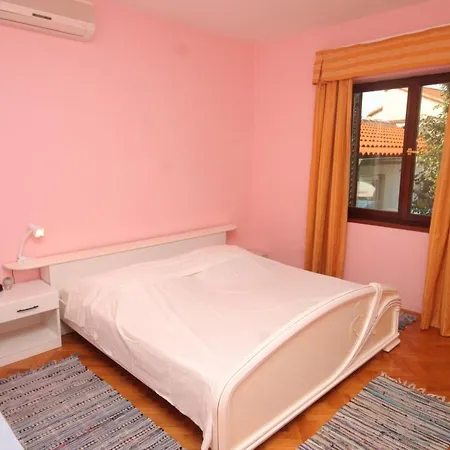 Family Friendly Seaside Preko, Ugljan - 8232 Apartman