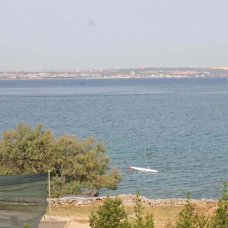 Family Friendly Seaside Preko, Ugljan - 8232 아파트