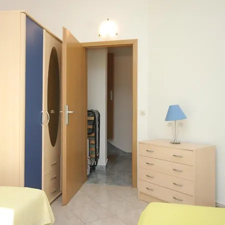 Family Friendly Seaside Preko, Ugljan - 8232 아파트