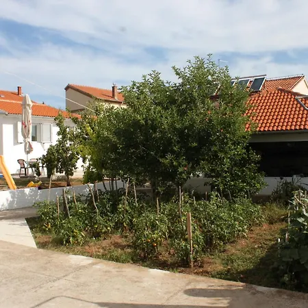 Family Friendly Seaside Preko, Ugljan - 8232 Апартаменты Poljana (Ugljan)