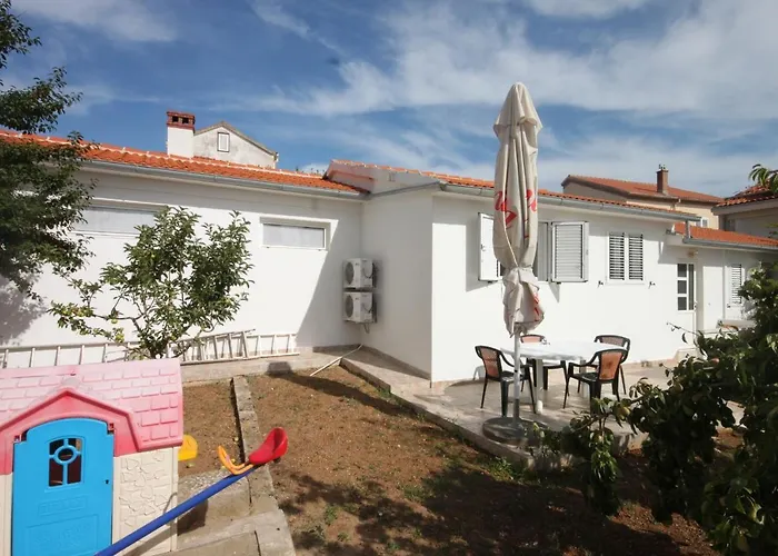 Апартаменты Family Friendly Seaside Preko, Ugljan - 8232