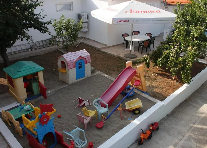 Апартаменты Family Friendly Seaside Preko, Ugljan - 8232