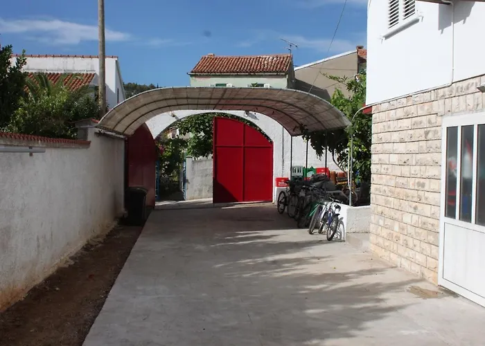 Апартаменты Family Friendly Seaside Preko, Ugljan - 8232