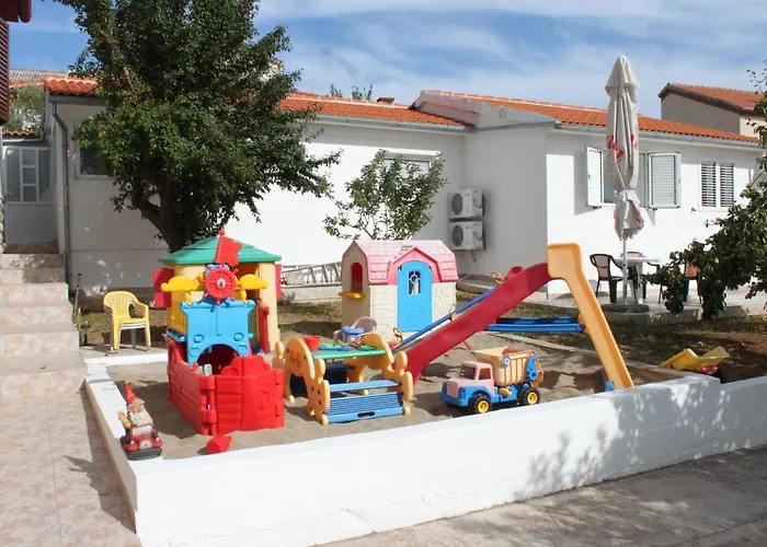 Family Friendly Seaside Preko, Ugljan - 8232 Апартаменты