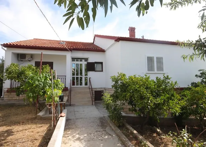 Апартаменты Family Friendly Seaside Preko, Ugljan - 8232 *