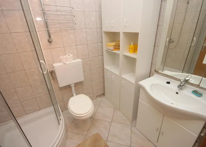 Family Friendly Seaside Preko, Ugljan - 8232 Апартаменты