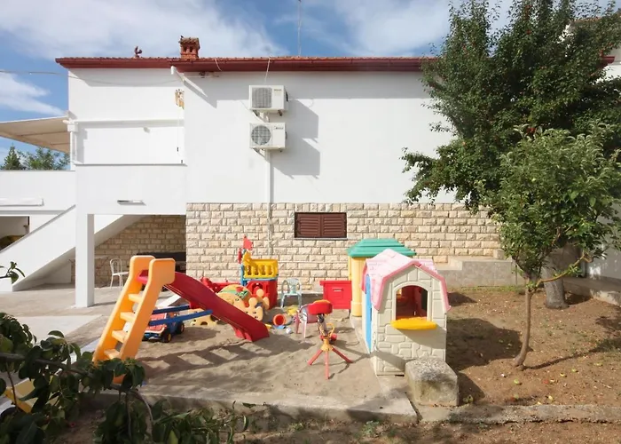 Family Friendly Seaside Preko, Ugljan - 8232 Апартаменты