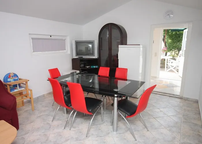 Апартаменты Family Friendly Seaside Preko, Ugljan - 8232 *