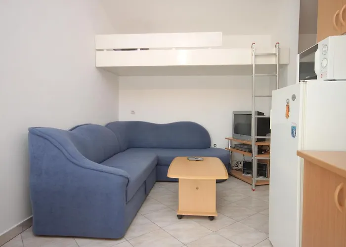 Апартаменты Family Friendly Seaside Preko, Ugljan - 8232 Poljana (Ugljan)