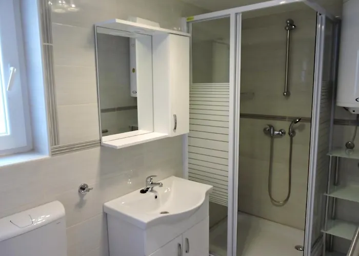 Family Friendly Seaside Preko, Ugljan - 8232 Апартаменты