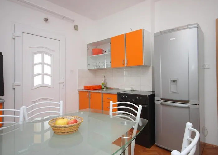 Апартаменты Family Friendly Seaside Preko, Ugljan - 8232