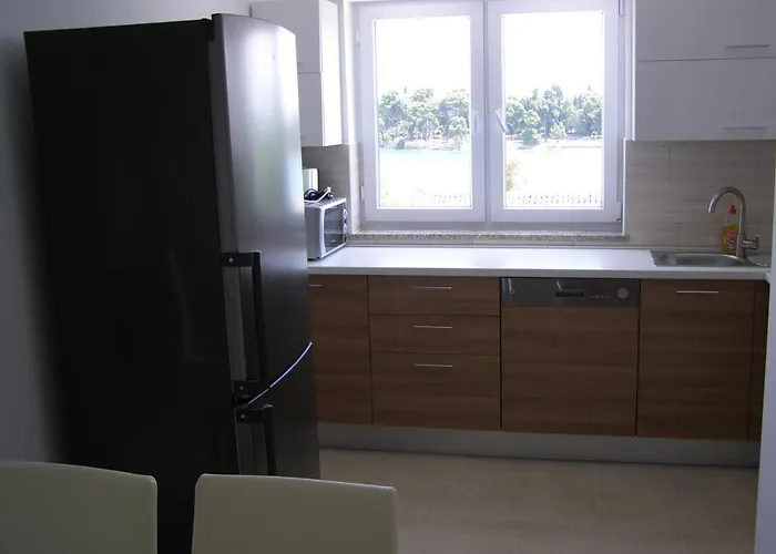 Family Friendly Seaside Preko, Ugljan - 8232 Апартаменты *