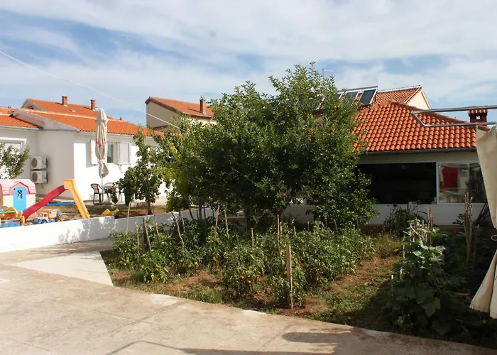 Family Friendly Seaside Preko, Ugljan - 8232 Апартаменты Poljana (Ugljan)