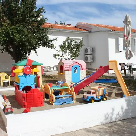 Family Friendly Seaside Preko, Ugljan - 8232 Apartamento