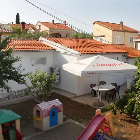 Family Friendly Seaside Preko, Ugljan - 8232 Apartmán Poljana (Ugljan)