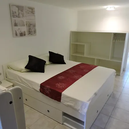 Family Friendly Seaside Preko, Ugljan - 8232 Apartmán Poljana (Ugljan)