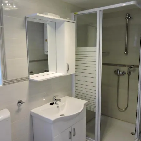 Family Friendly Seaside Preko, Ugljan - 8232 Apartmán