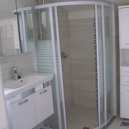 Family Friendly Seaside Preko, Ugljan - 8232 Apartmán Poljana (Ugljan)