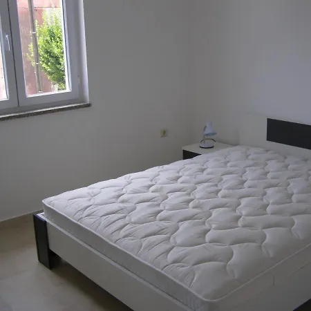 Family Friendly Seaside Preko, Ugljan - 8232 Apartmán Poljana (Ugljan)