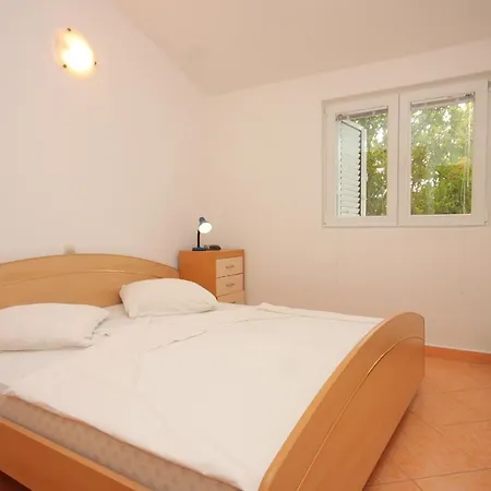Family Friendly Seaside Preko, Ugljan - 8232 Apartment