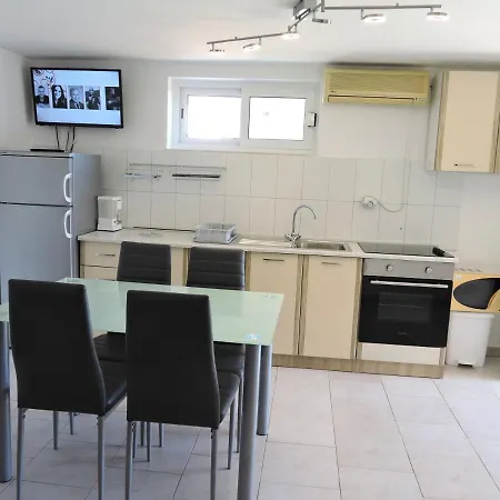 Family Friendly Seaside Preko, Ugljan - 8232