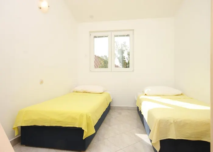 Family Friendly Seaside Preko, Ugljan - 8232 Apartamento