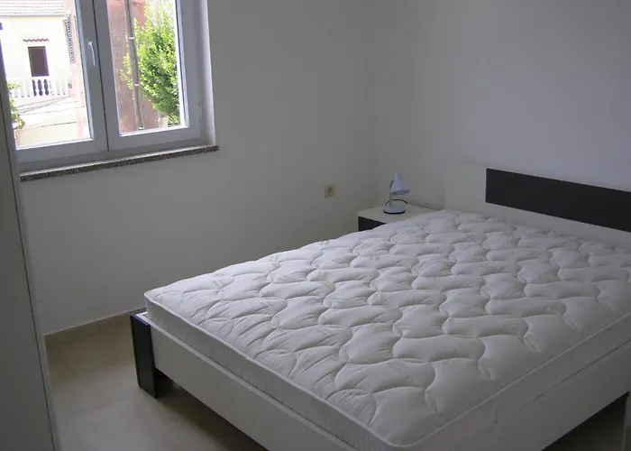 Family Friendly Seaside Preko, Ugljan - 8232 Apartman Poljana