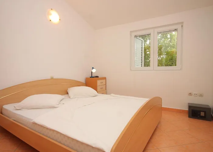 Family Friendly Seaside Preko, Ugljan - 8232 Apartman