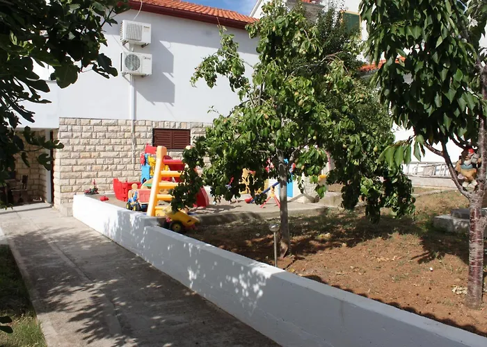 Family Friendly Seaside Preko, Ugljan - 8232 Apartman