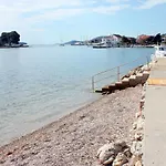 Family Friendly Seaside Preko, Ugljan - 8232 Apartman Poljana