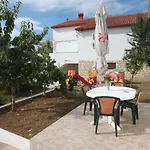 Family Friendly Seaside Preko, Ugljan - 8232 Apartman