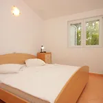 Family Friendly Seaside Preko, Ugljan - 8232 Apartman