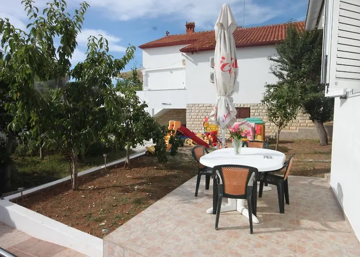 Family Friendly Seaside Preko, Ugljan - 8232 Apartmán