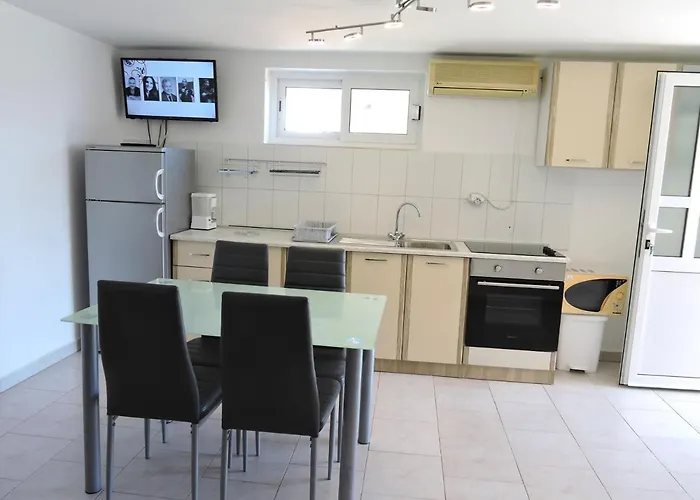 Family Friendly Seaside Preko, Ugljan - 8232