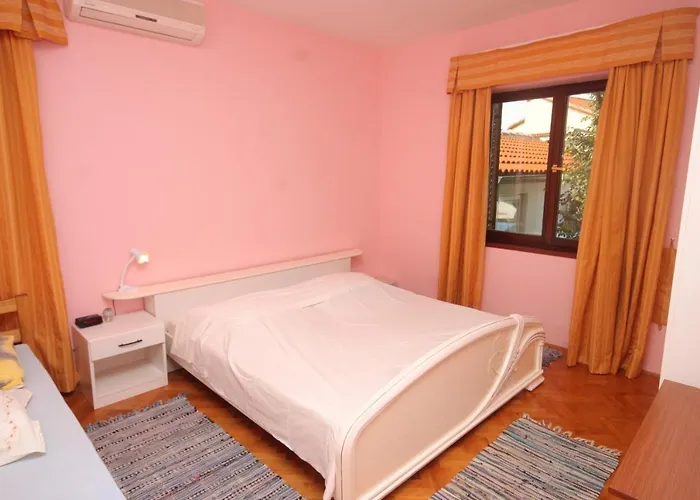 Family Friendly Seaside Preko, Ugljan - 8232 Apartmán